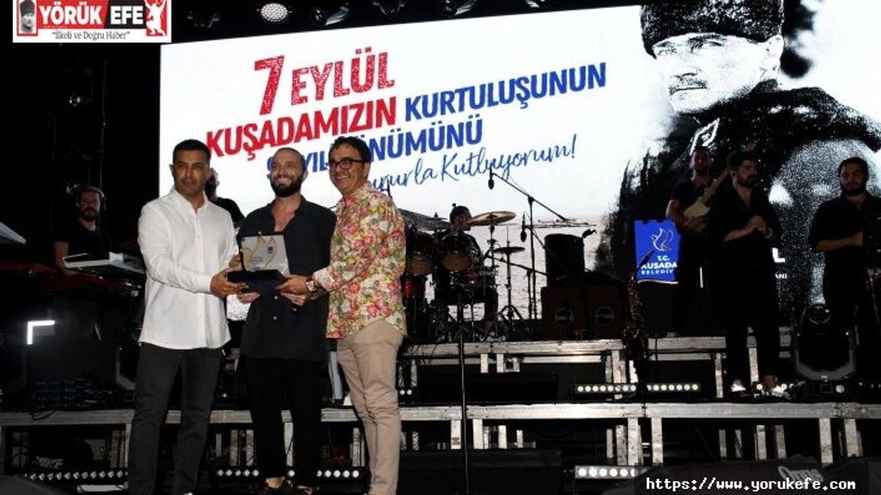 KUŞADASI’NDA KURTULUŞ GÜNÜ KUTLAMALARINA BERKAY DAMGA VURDU