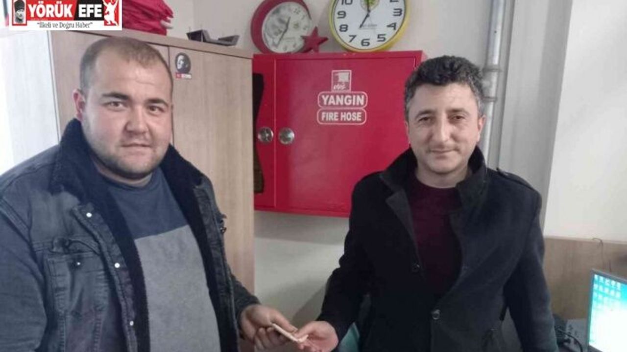 Bulduğu cüzdan ve paranın sahibine ulaşmak için kapı kapı dolaşıyor