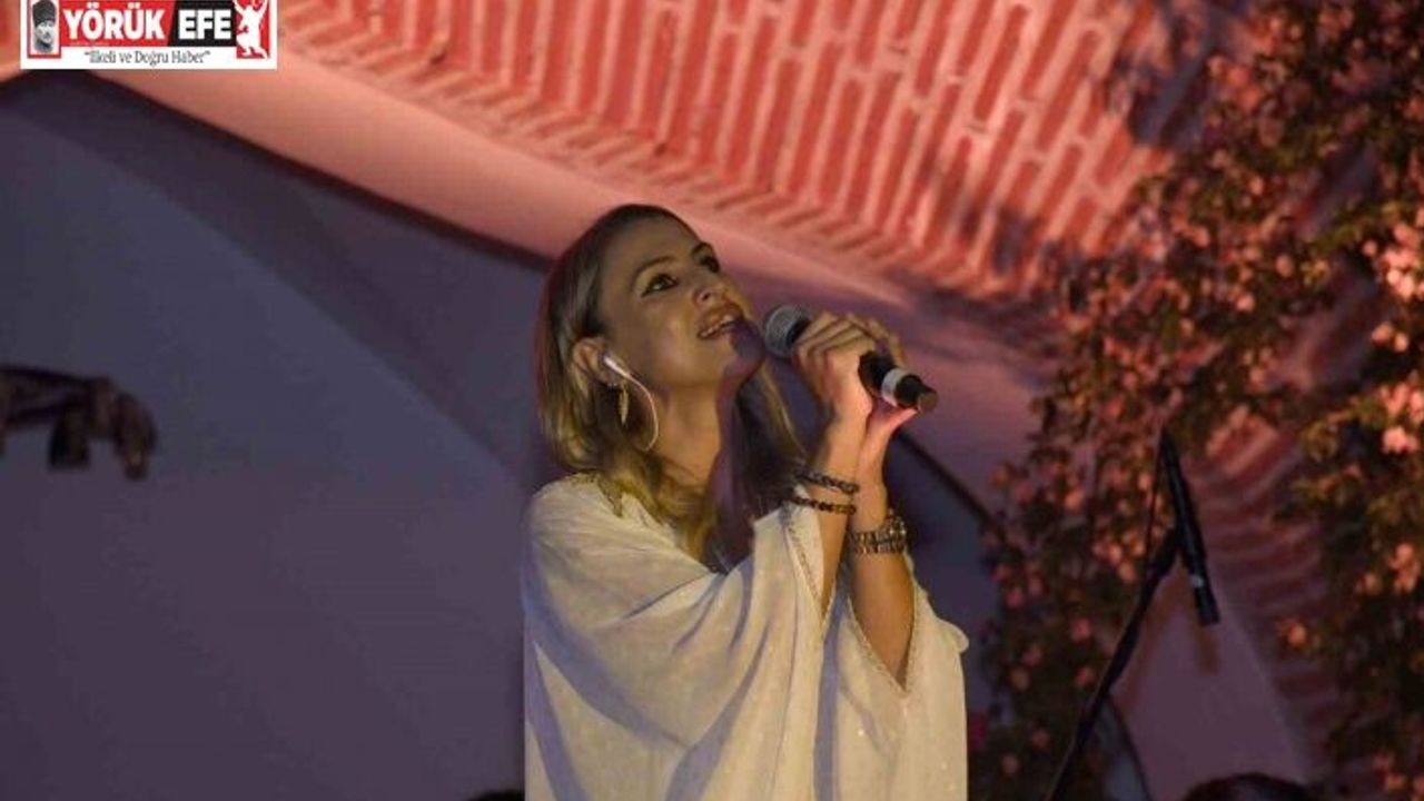 Katar’ın ilk kadın sanatçısı Türkiye’deki ilk konserini Kuşadası’nda verdi
