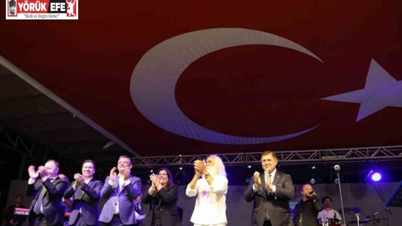 CHP Lideri Özgür Özel, Aydın’da Suavi konserine katıldı