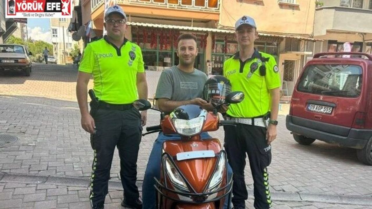 Karacasu’da trafik timleri kask kullanımını teşvik etmek için kask dağıttı