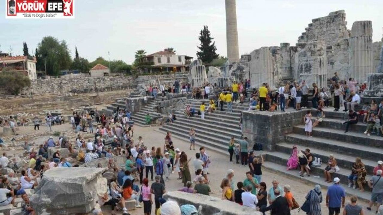 Üç bin kişiyle Apollon Tapınağı’nda “Toplu Tadım” rekoru denemesi yapıldı
