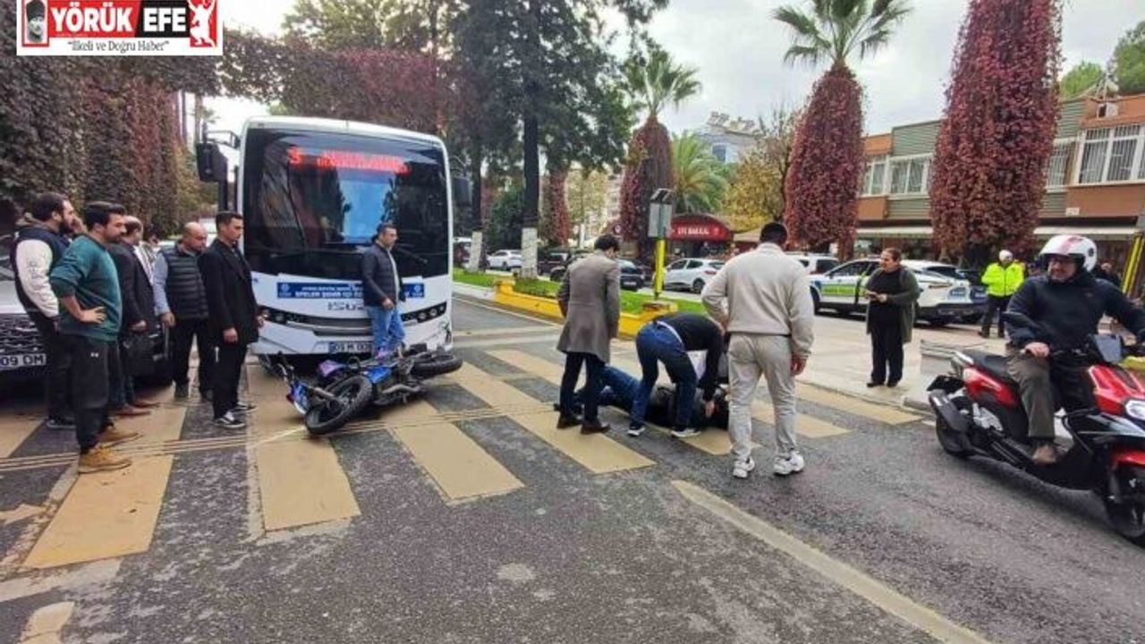 Motosiklet halk otobüsü ile çarpıştı: 1 yaralı