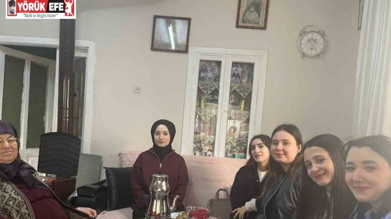 Üniversiteli gençler yaşlı çınarlar ve kardeşlerini unutmadı