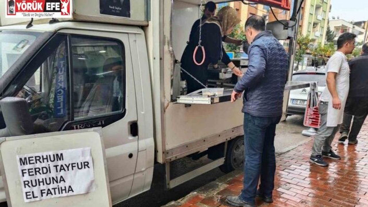 Kuşadası’nda Ferdi Tayfur’un hayranı, bin kişilik lokma döktürdü