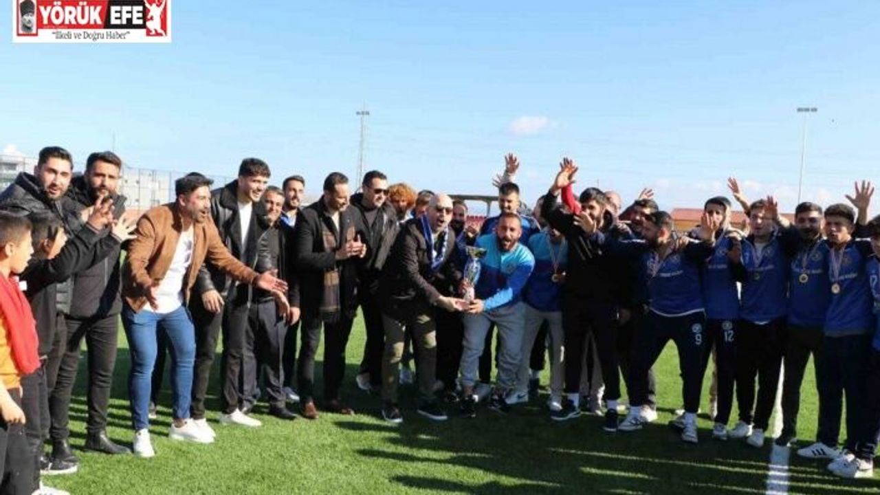 Sazlıspor, şampiyonluk kupasını Başkan Arıkan’ın elinden aldı