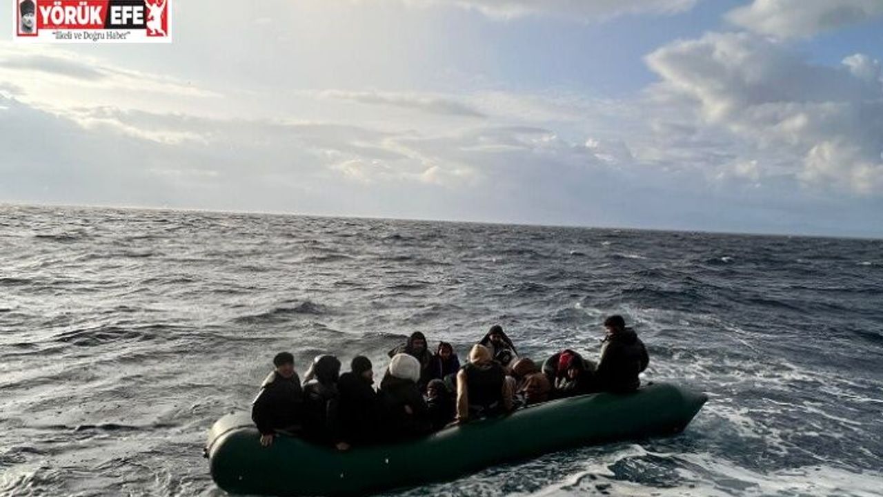 Türk karasularına geri itilen 27 düzensiz göçmen kurtarıldı