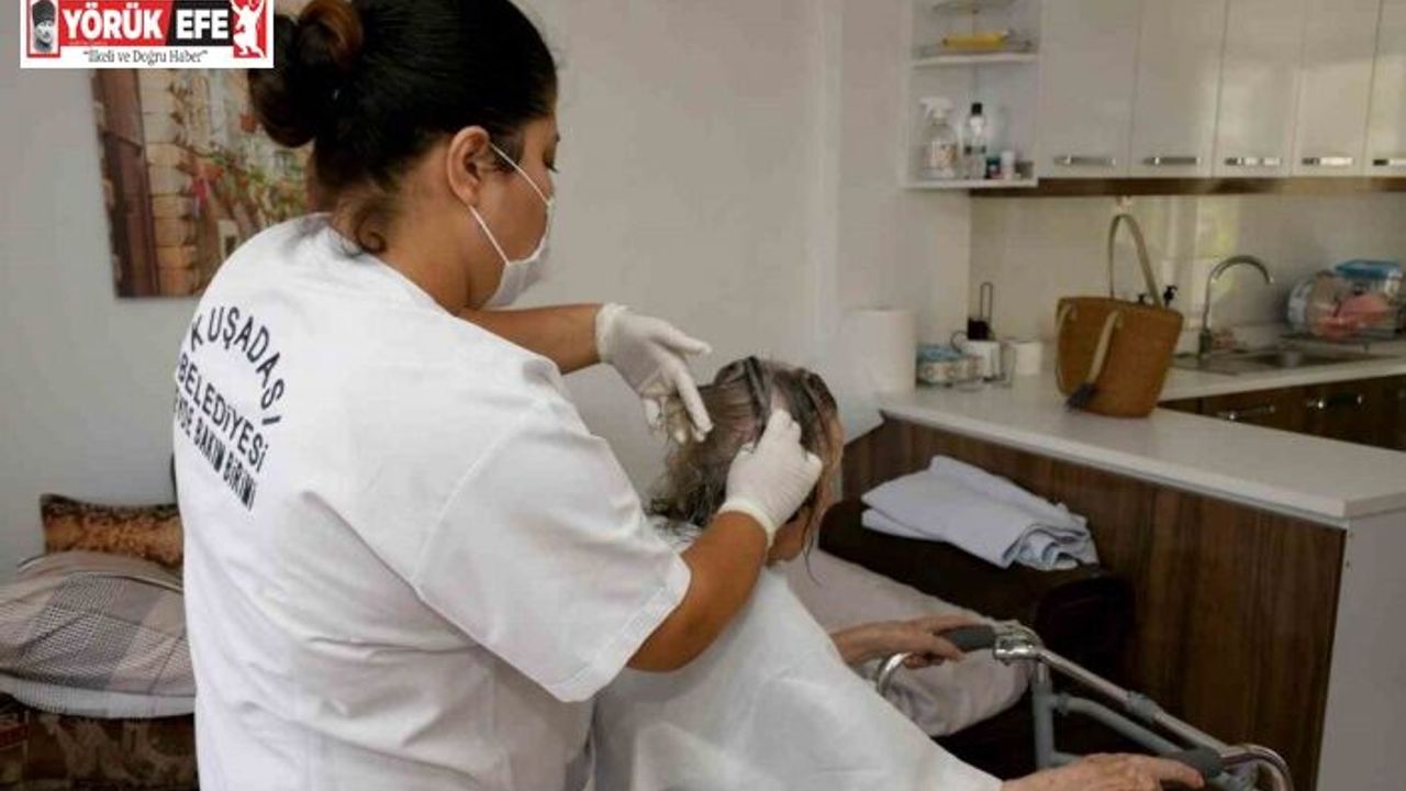 Kuşadası Belediyesi ’Evde Bakım Birimi’ ile yaşamlara dokunuyor