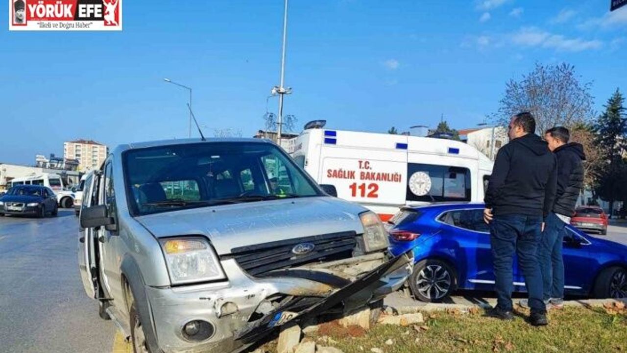Otomobile çarpmamak için refüje çıktı: 2 yaralı