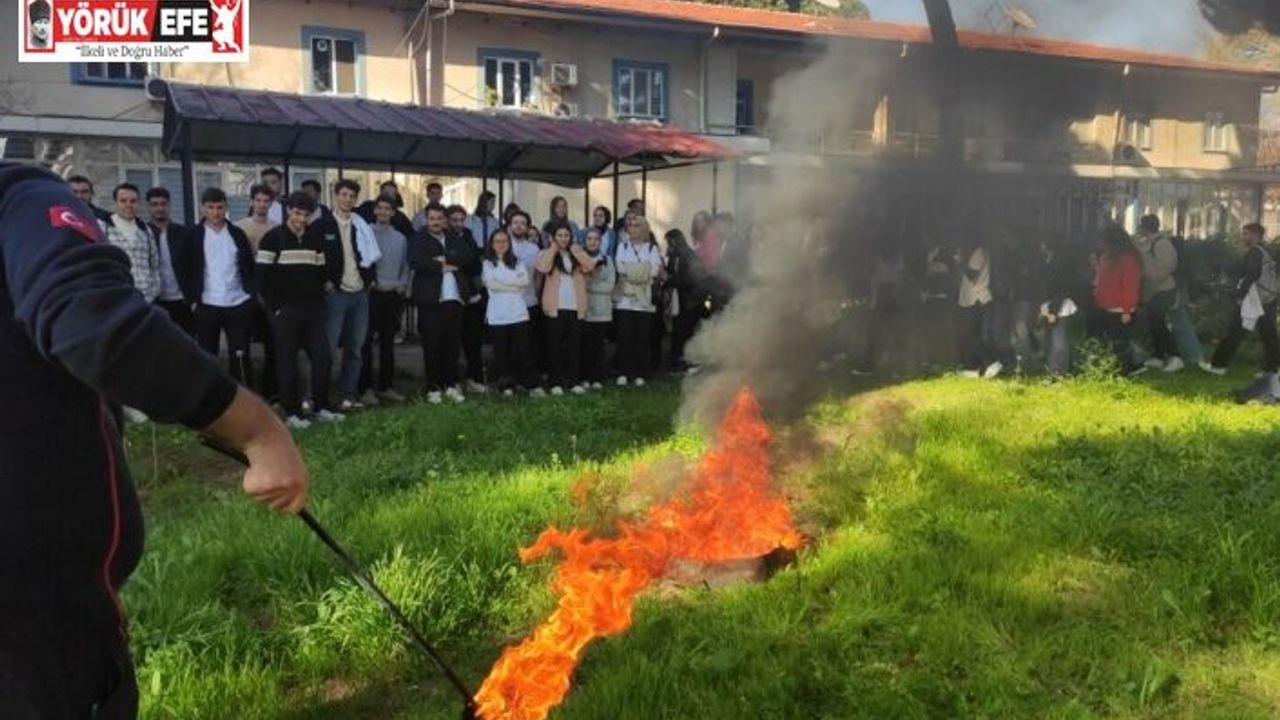 Aydın’da itfaiye ekipleri üniversite öğrencilerine yangın ve tahliye eğitimi verdi