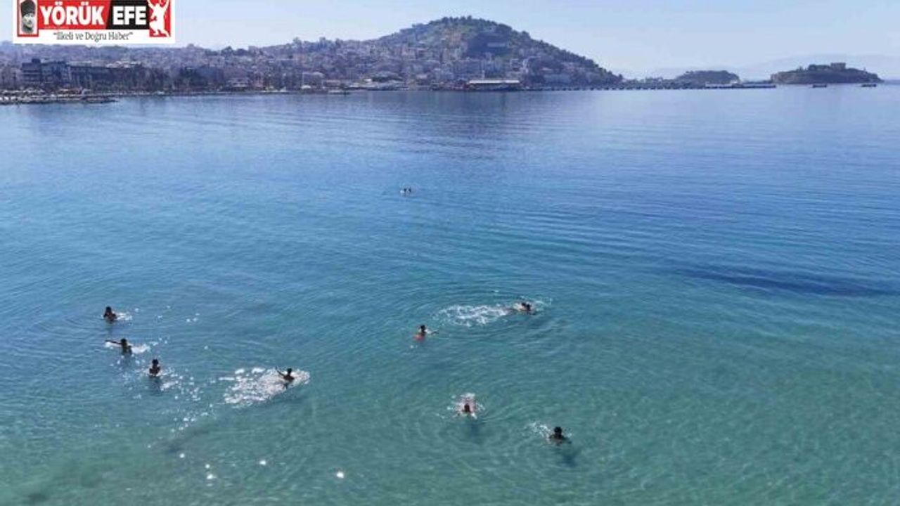 Kuşadası’nda sıcaklık 29 dereceyi bulunca plajlar doldu, taştı