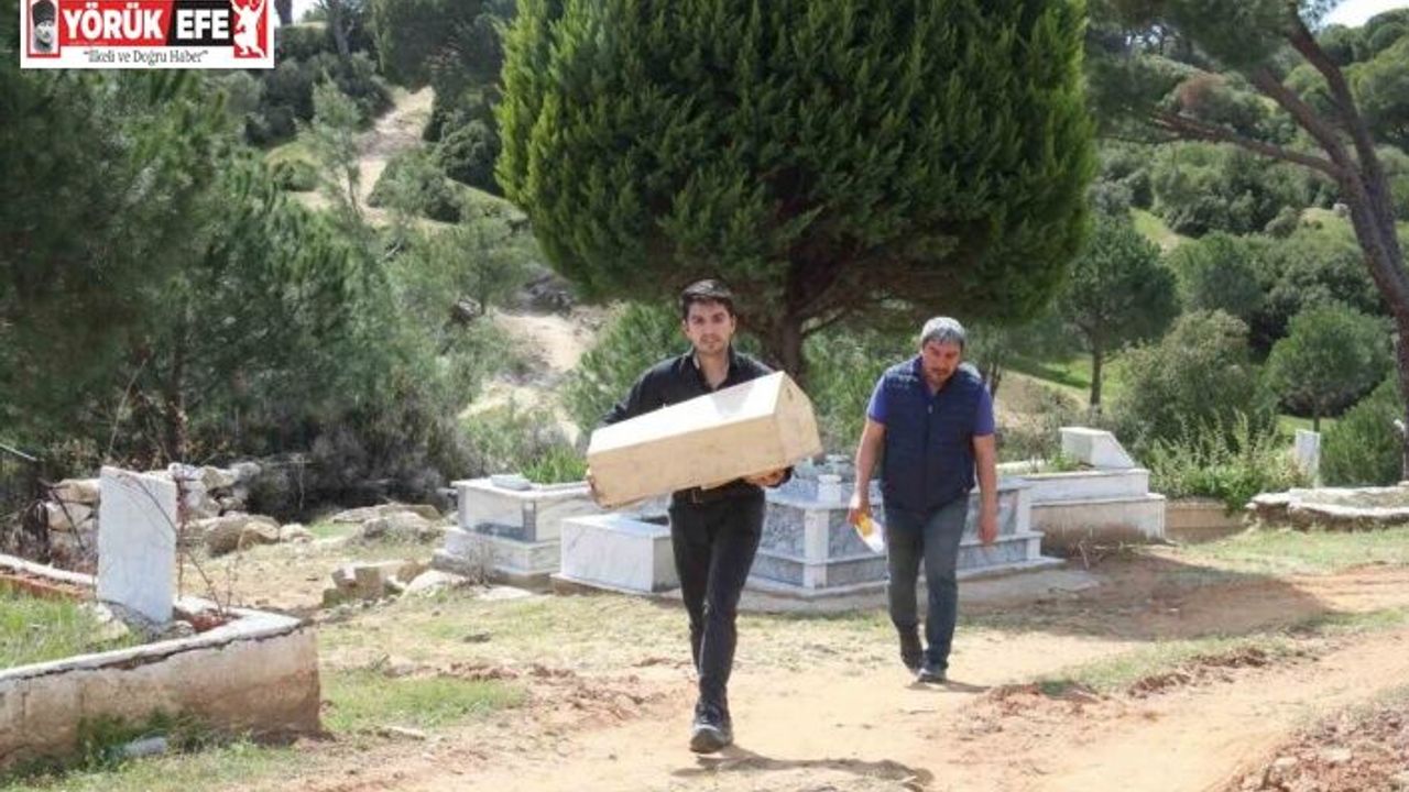 Öz babaları tarafından öldürülen bebekler aynı tabutta taşındı