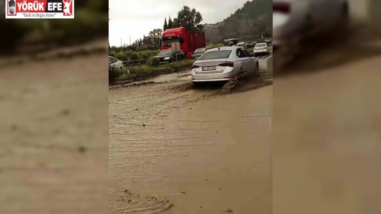 Söke’de sağanak yağış etkili oldu, karayolu çamurla kaplandı
