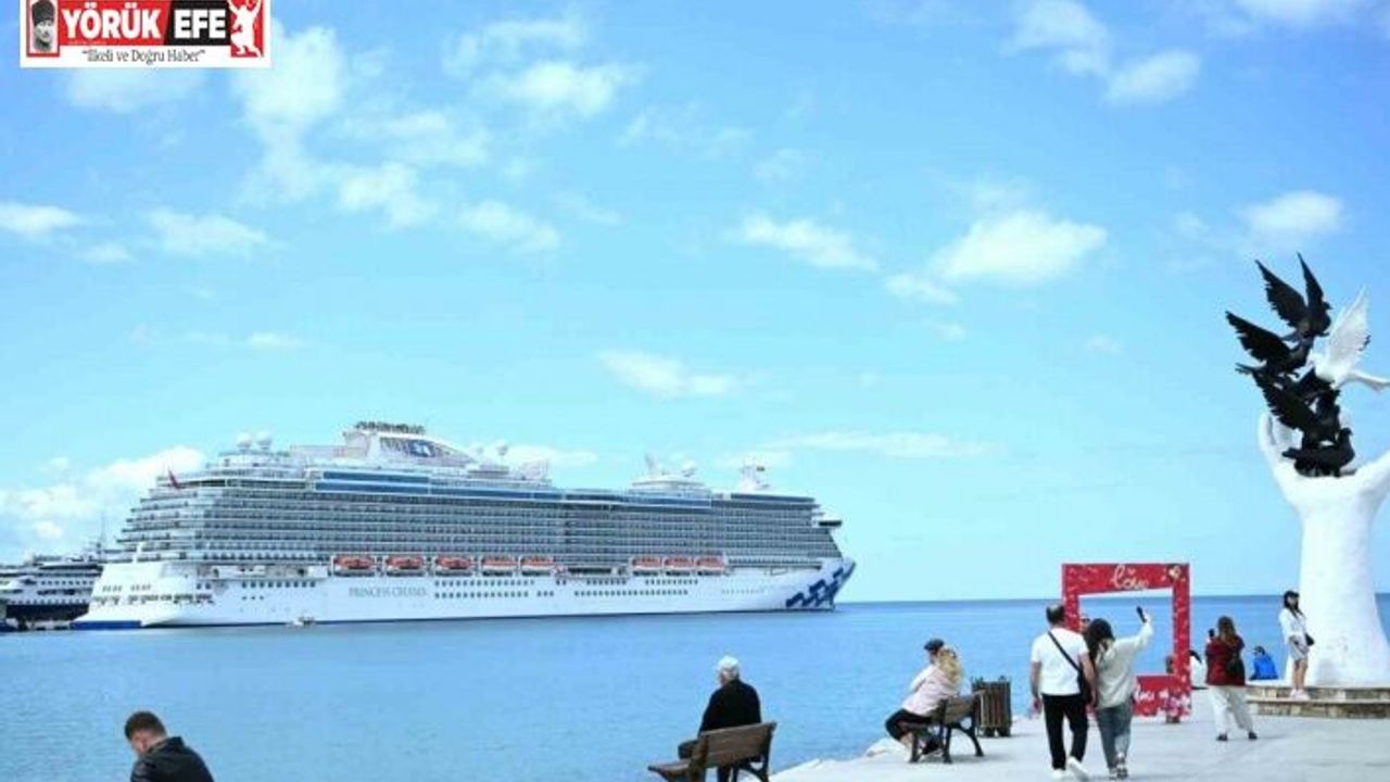 Kuşadası’na ilk seferini yapan kruvaziyer 3 bin 560 turist getirdi