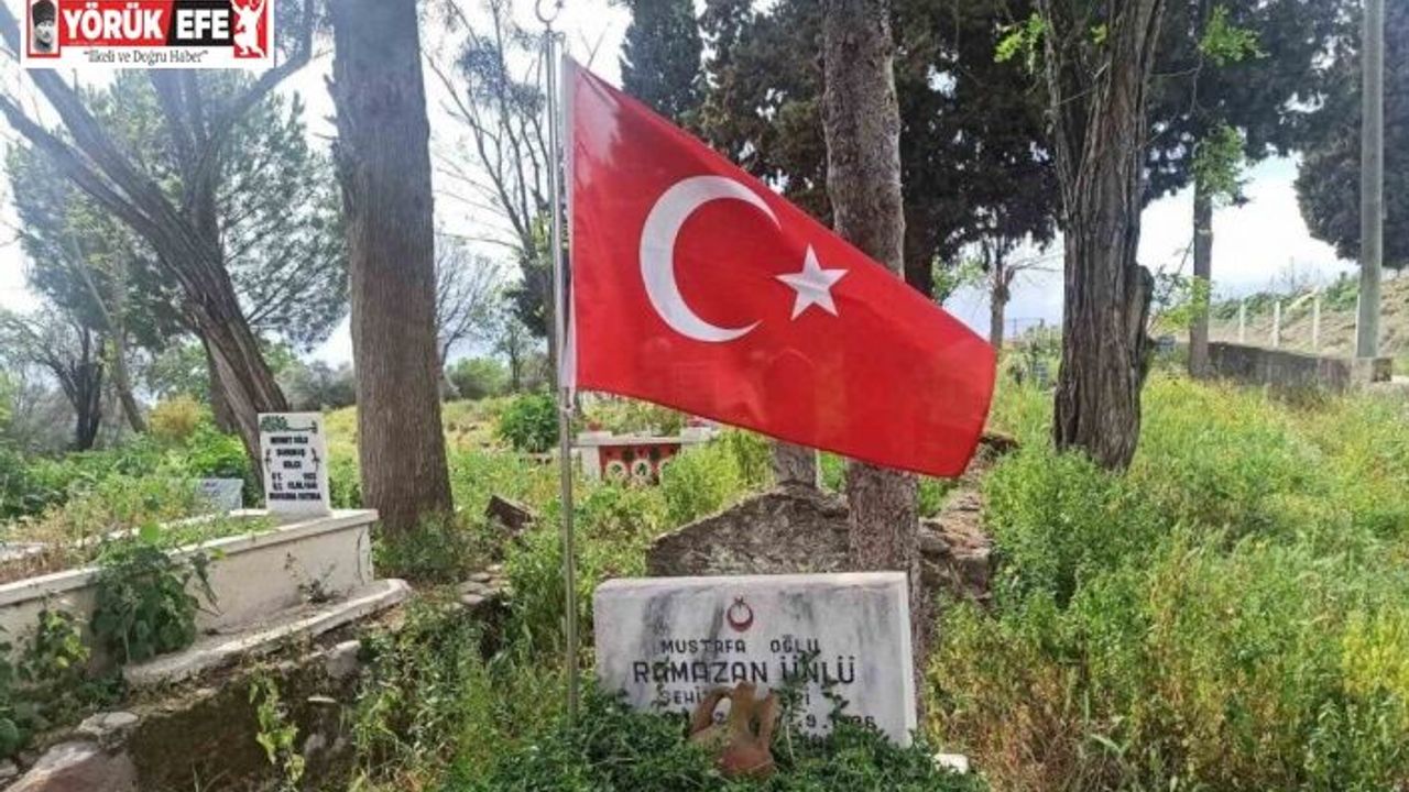 Şehit mezarı başında rengi solan bayrak yenisi ile değiştirildi