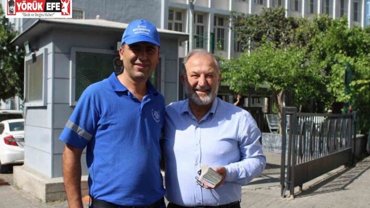 Bulduğu para dolu poşeti, hiç düşünmeden sahibine teslim etti