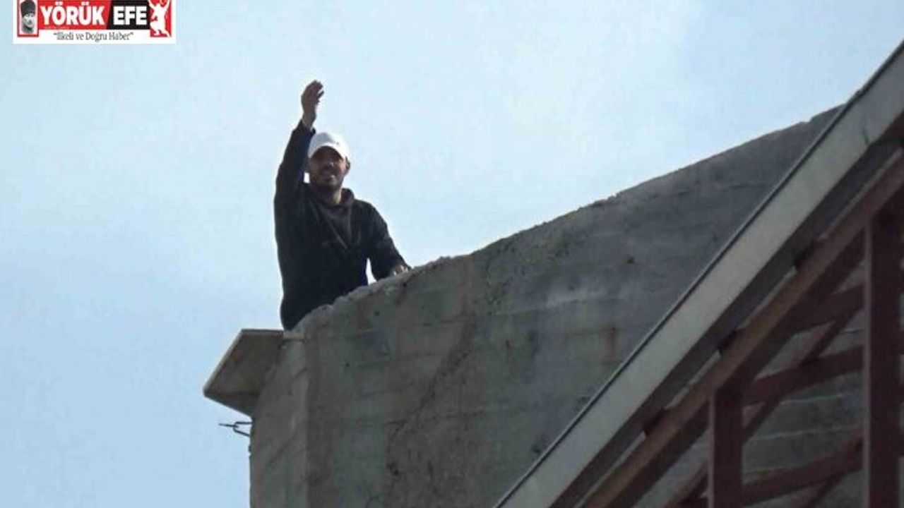 Çatıya çıktı, kendisini ikna etmeye çalışan polislere "gazeteciler gitsin inerim" dedi