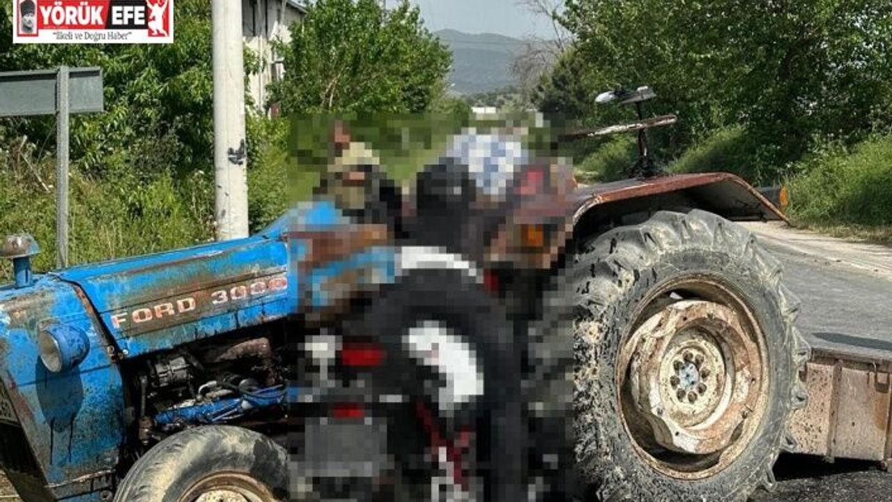 Motosiklet traktöre ok gibi saplandı: 3 ölü