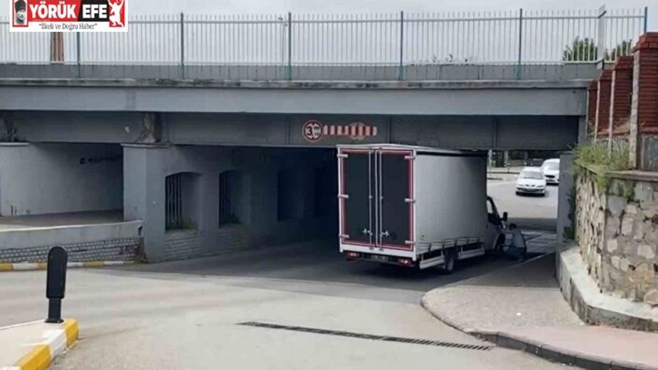 Ticari araç tren yolu alt geçitte sıkıştı