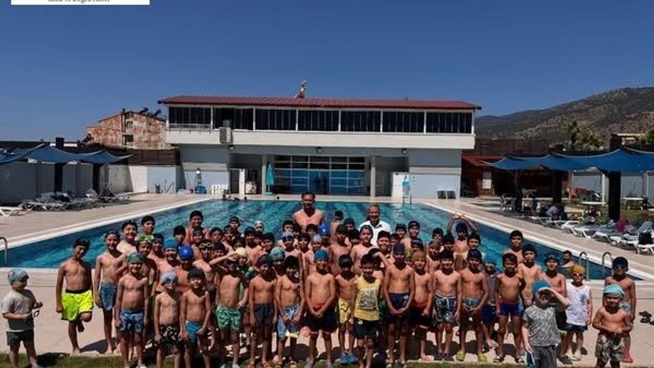 Başkan Erol yüzme kursuna katılan çocukların ilk gün heyecanına ortak oldu