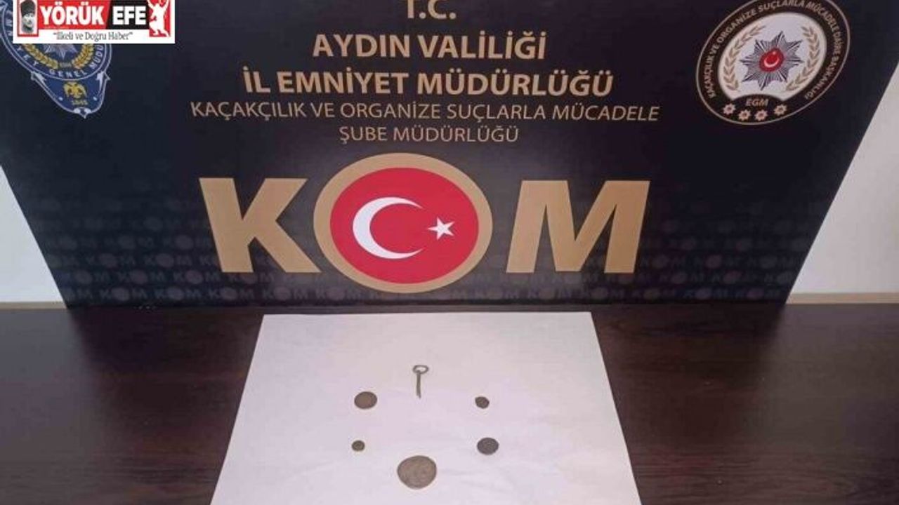 Evde saklanan tarihi paralar ve broş ele geçirildi