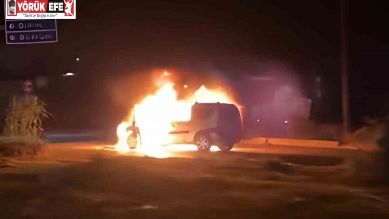 Ağaçlı Kavşağı’nda araç yangını, otombil dakikalar içinde küle döndü