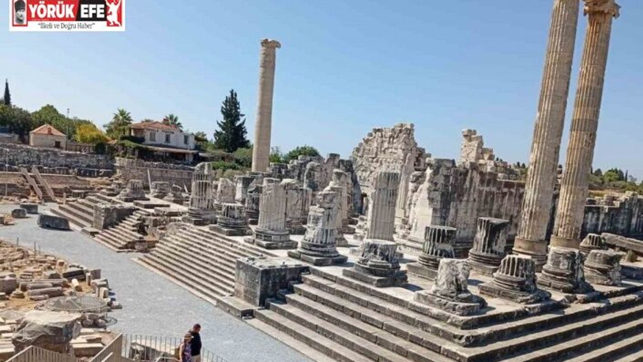 Dünyanın ilk kehanet merkezi Apollon Tapınağı, gece müzeciliğine açıldı