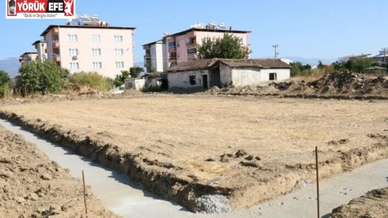 Başkan Ercan, halı saha yapımına başladıklarını duyurdu