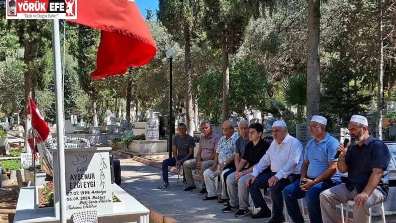 Filistin şehidi Ayşenur mezarı başında dualarla anıldı