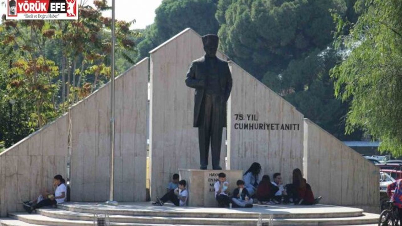 Aydın’da ilginç manzara: Okul yemekhanesine alınmayan öğrenciler öğle yemeğini sokakta yemek zorunda kalıyor