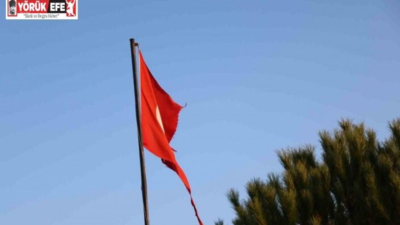 Yırtılan Türk bayrağı değiştirileceği günü bekliyor