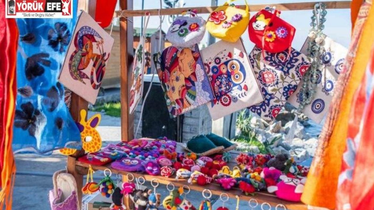 Kuşadası’nda kurulan yılbaşı pazarı rengarenk görünümüyle ilgi odağı oldu