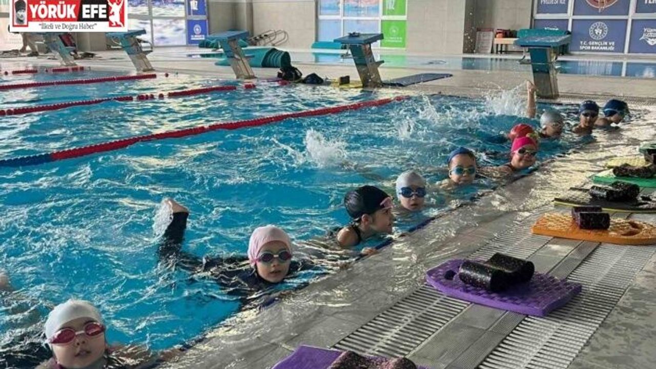 Aydınlı çocuklar yüzme öğrenip, tatilin tadını çıkarıyor