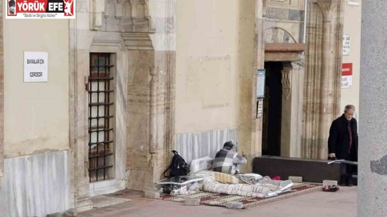 Cami bahçesini mesken tutan kadını otelde kalmaya kimse ikna edemiyor