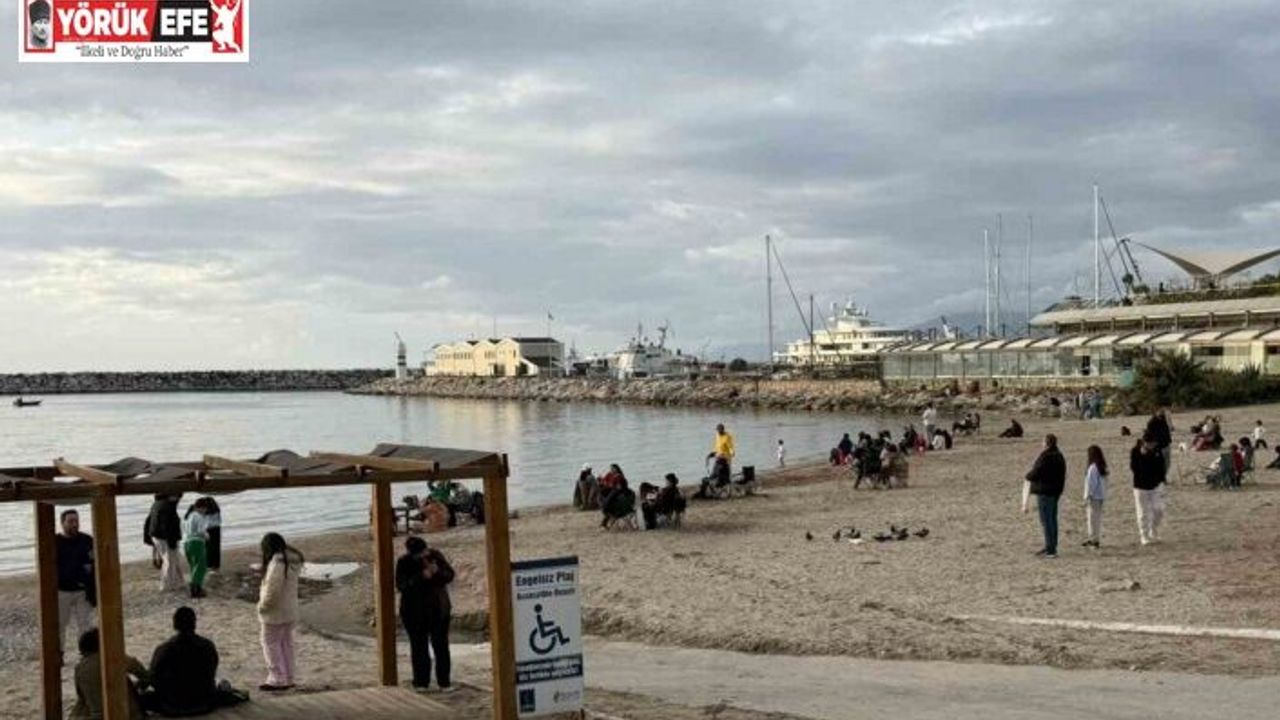 Fırtına sonrası Kuşadası’nda güneş yüzünü gösterdi, sahiller şenlendi