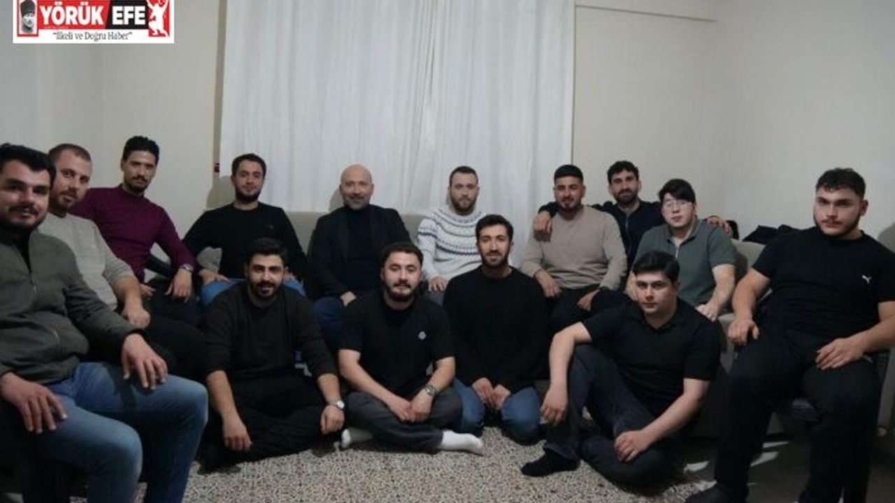 Başkan Arıkan sahurda gençlerle buluştu, kendi elleriyle menemen yaptı