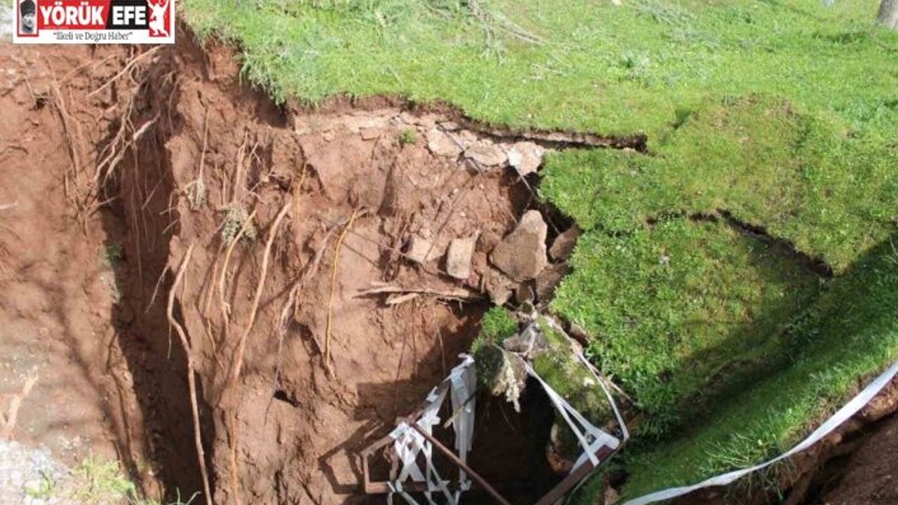 Eski su kuyusunun olduğu yol çöktü obruk oluştu