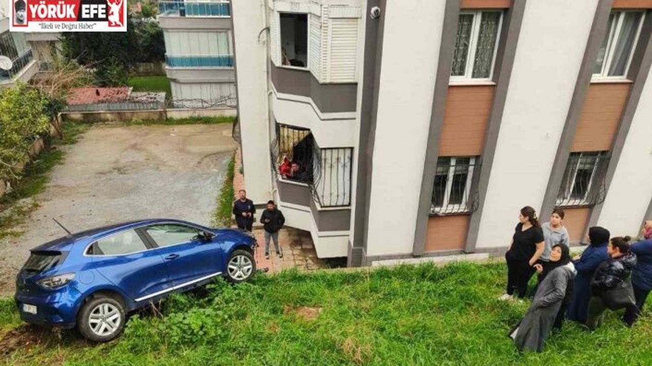 Fren yerine gaza basınca, sitenin bahçesine yuvarlandı