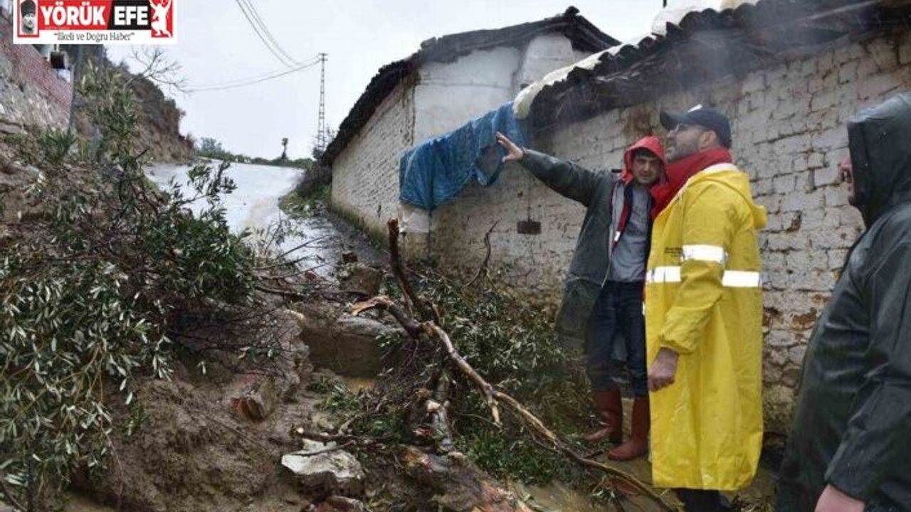 Germencik’te sağanak yağış sonrası başkan çizmeleri giyip sokağa çıktı