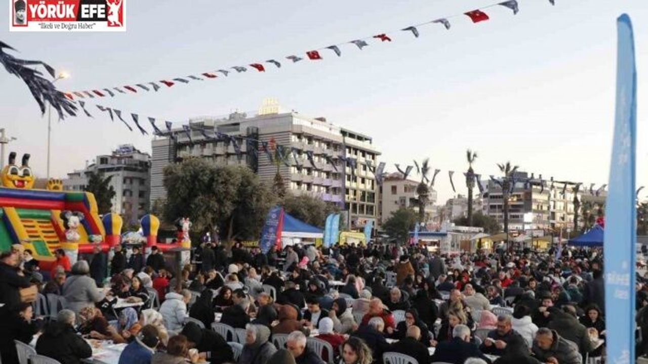 Kuşadası’nda Aydın Büyükşehir Belediyesi’nin İftar Programı’na vatandaşlardan yoğun ilgi