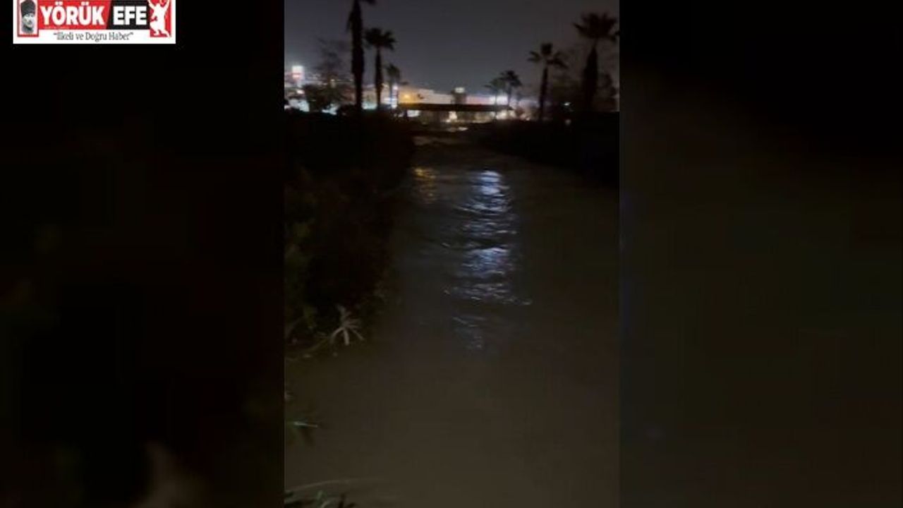 Kuşadası’nda dere taştı, alışveriş merkezi sular altında kaldı