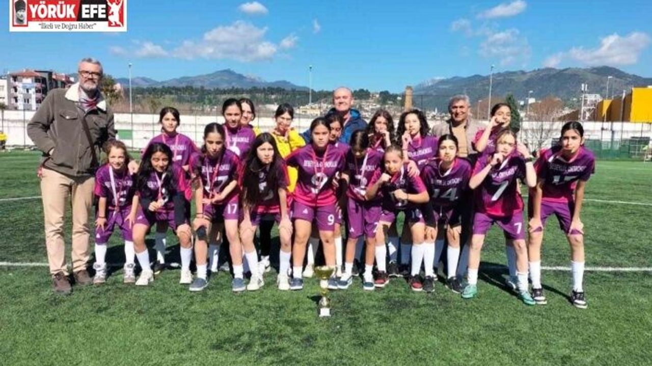 Nazilli Beşeylül Ortaokulu kız futbol takımı il şampiyonu oldu