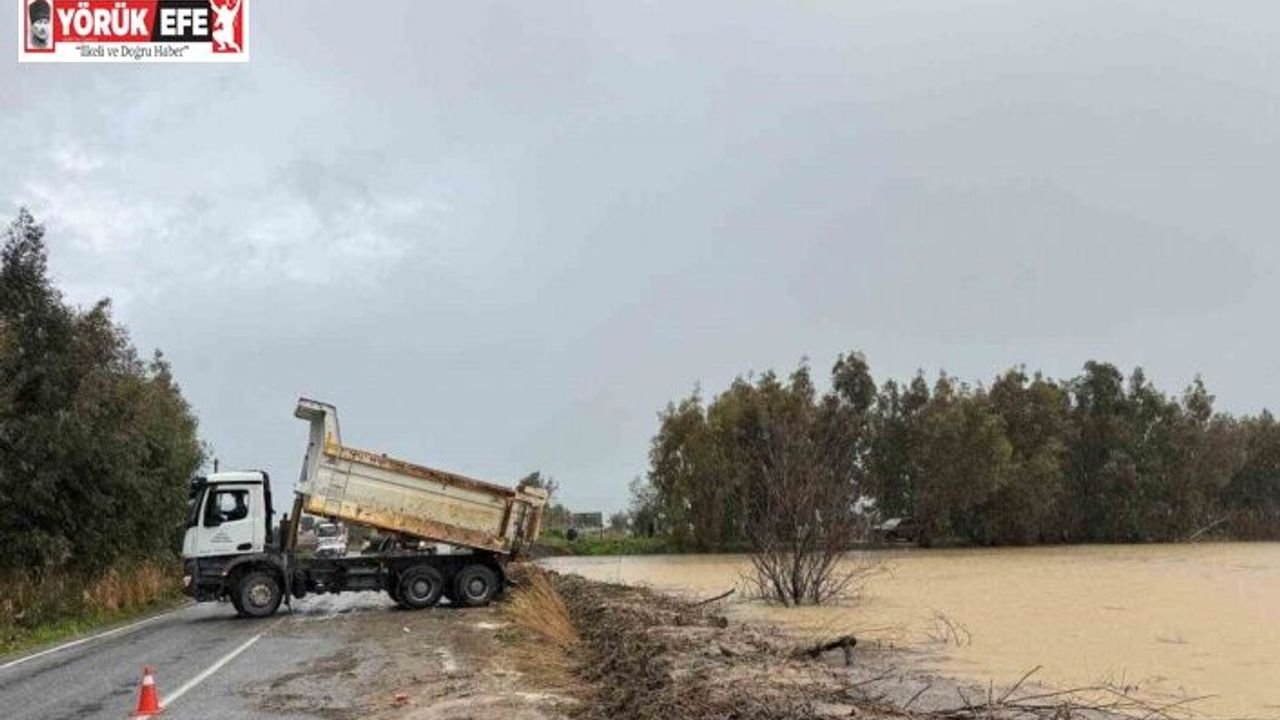 Söke Bağarası yolundaki taşkına ekiplerden anında müdahale