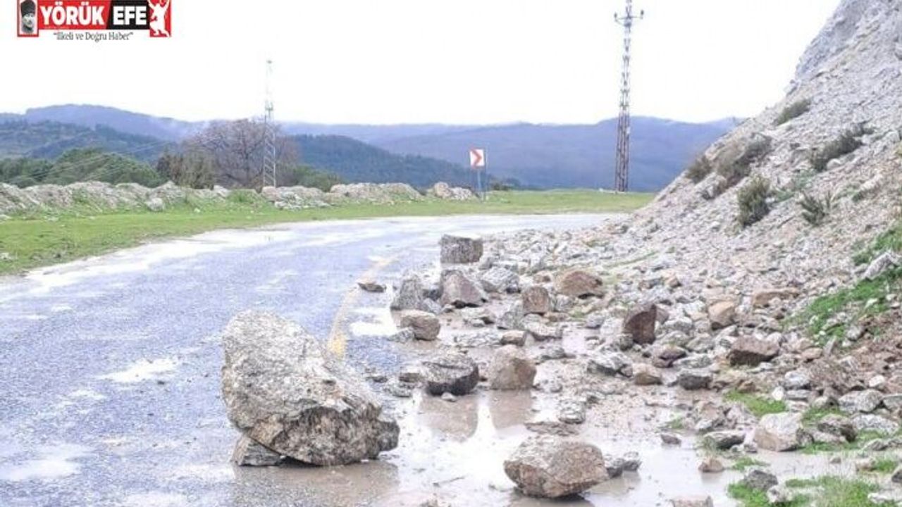 Yağış sonrası topraktan kaydı, kayalar yolu kapattı