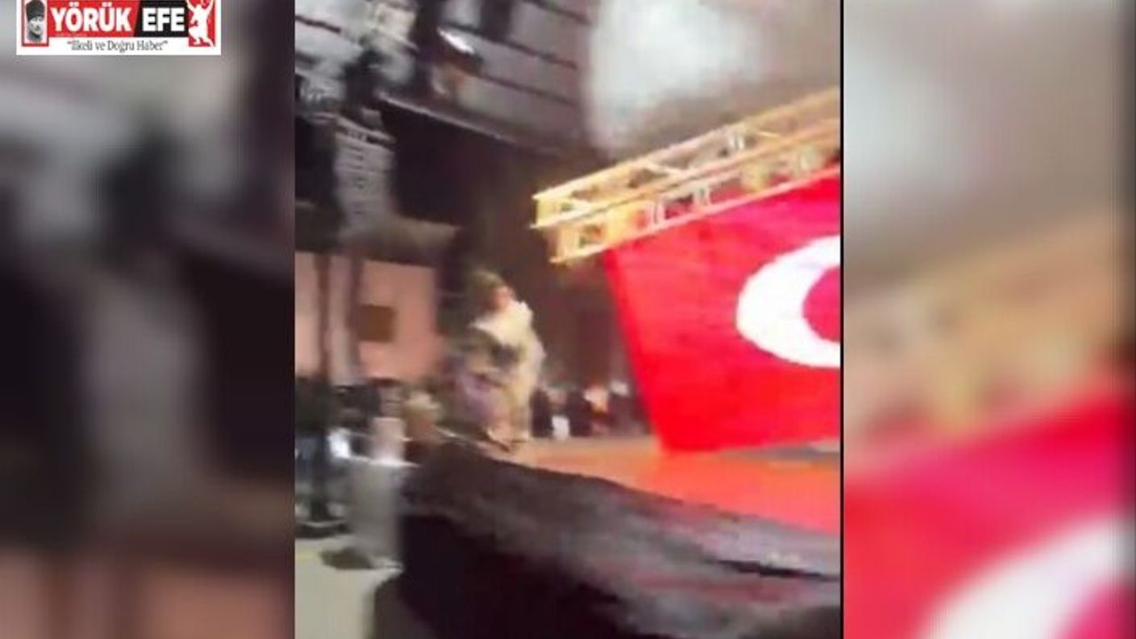Zeybek oynamak için sahneye çıkan belediye başkanı saniyelerle kurtuldu... Sahnenin çökme anı kamerada
