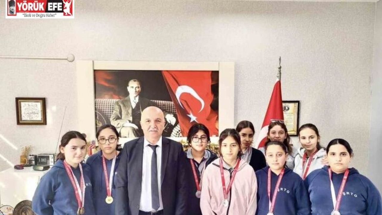 Ortaokul öğrencileri bilek güreşinde madalyalara ambargo koydu