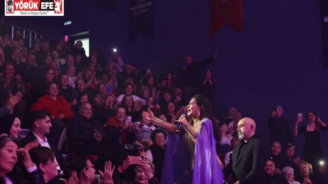 Sevilen sanatçı Duru Didim’de vatandaşlar ile buluşturdu