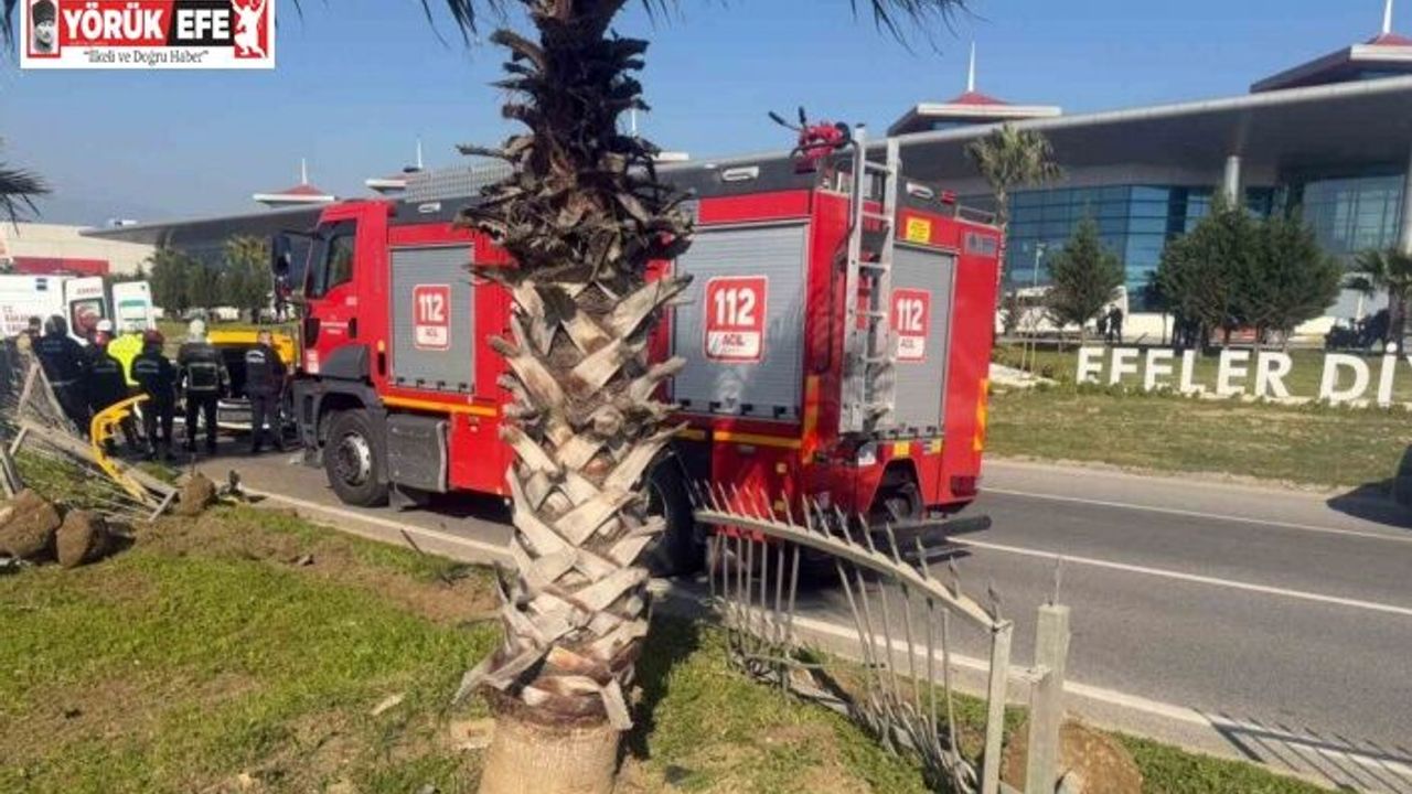 Taksi bariyerlere çarpıp takla attı: 2 yaralı