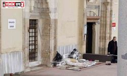 Cami bahçesini mesken tutan kadını otelde kalmaya kimse ikna edemiyor