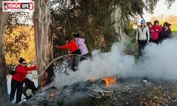 Doğaseverler kanal kenarında çıkan yangını söndürdü